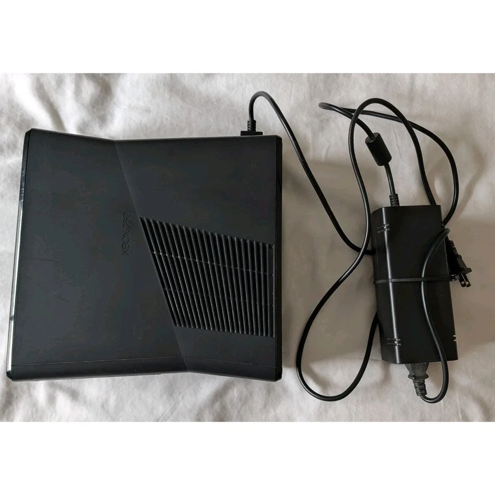 Microsoft Xbox 360 S Console Powers On Mode1 1439 Tray Ejects / Parts‎ or Repair